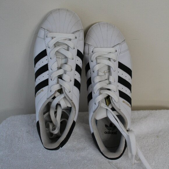 ADIDAS SUPERSTAR UNISEX SNEAKERS SIZE 4-1/2 WHITE WITH BLACK ACCENTS - Picture 1 of 8